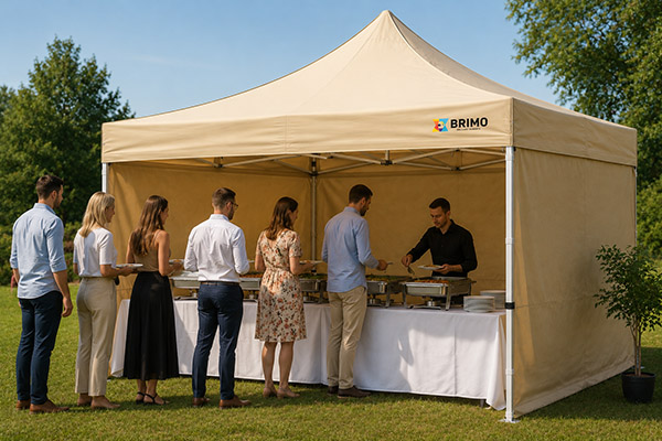 Party sátor rendezvényen, vendégek a büféasztal körül